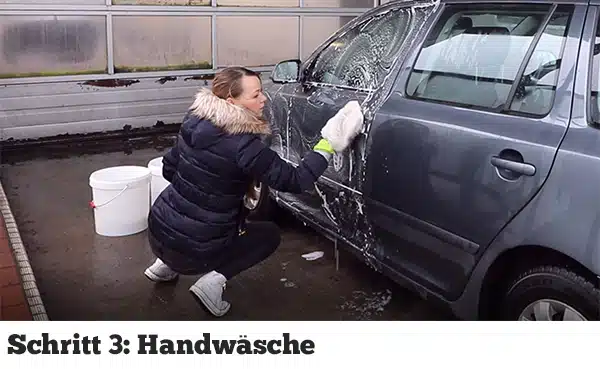 Handwäsche am Auto mit einem Waschhandschuh