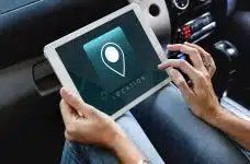 Gadget Auto Innenraum Hände Tablet Ortung GPS System Tracking