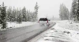 Auto SUV Winter Schnee Straße Landschaft Frost Eis Tannen