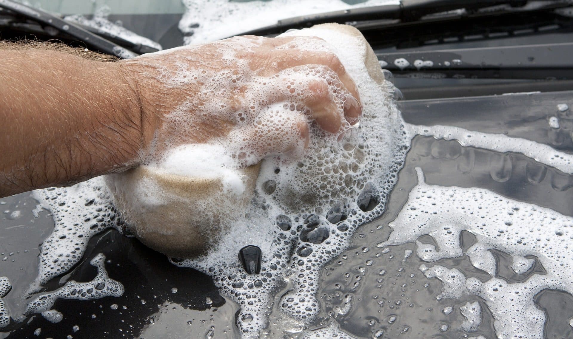 jemand hand fangen alten gelben schwamm waschen auto türöffner das