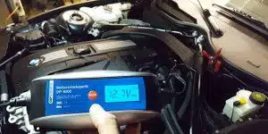 Autobatterie Ladegerät mit Display im Motorraum Test