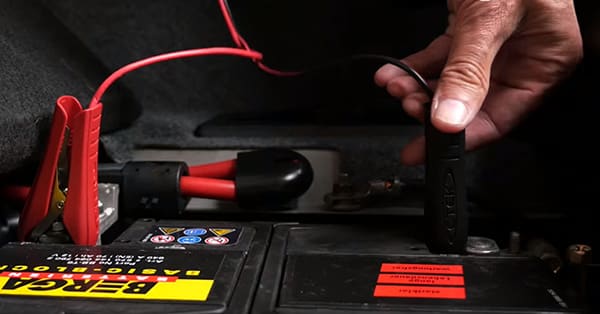 Anschließen der Klemmen eines Autobatterie Ladegeräts